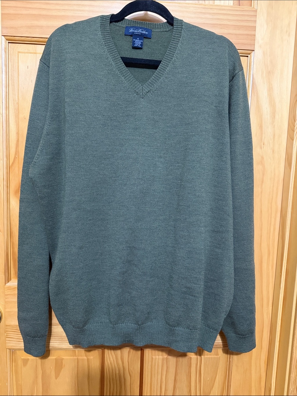 Brooks Brothers Stretch Green Merino Wool V-Neck Sweater, Size XL.
